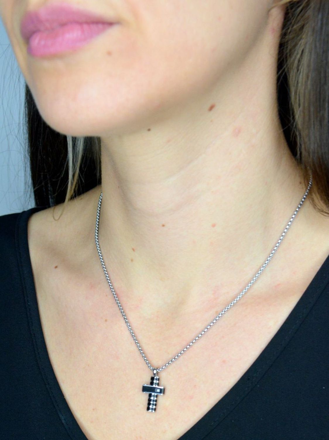 Naszyjnik Nomination Italy Strong Diamond krzyż z białym diamentem 028328037 wykonany z najwyższej jakości stali szlachetnej w srebrnym kolorze..webp